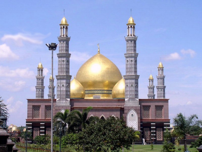 Golden dome mosque image to be cropped in Photoshop